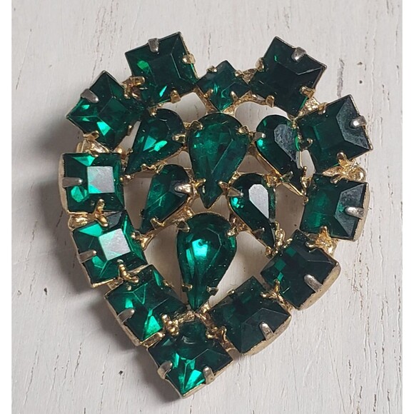 Vintage Emerald Green Rhinestone Heart Prong Set Gold Tone Brooch - Picture 8 of 16
